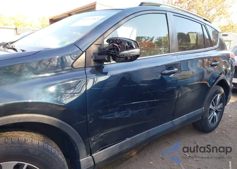 2018 Toyota Rav4 Xle z USA, uszkodzony, nr VIN JTMWFREV1JJ180201